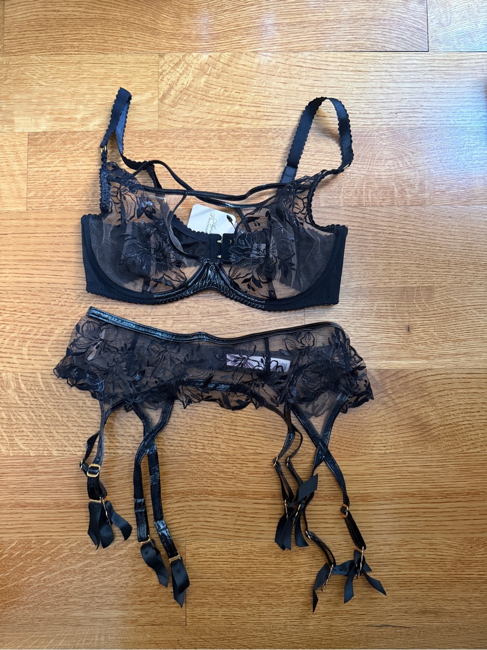 Agent Provocateur Black Floral Embroidered Bra NWT & Suspender Set 36D & Size 4